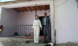 Sınav çıkışında kızını çiçekle karşıladı, sosyal medyada 'yılın babası' ilan edildi
