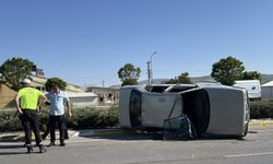 Sivas'ta devrilen otomobildeki 2 kişi yaralandı