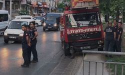 Sultangazi'de kaza yapan itfaiye aracı yayalara çarpmamak için refüje çıktı