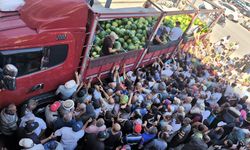Tokat'ta bir üretici vatandaşlara tır dolusu karpuz dağıttı
