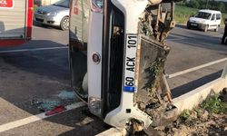 Tokat'ta devrilen hafif ticari araçtaki 4 kişi yaralandı
