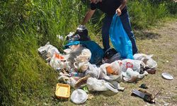 Tunceli'de ziyaretçilerin Munzur Vadisi'ne bıraktığı çöpler ekiplerce toplandı