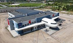 Kayseri'de uçağı andıran mimarisiyle dikkati çeken uzay ve havacılık lisesi tanıtıldı