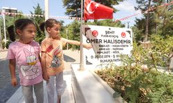 15 Temmuz kahramanı şehit Ömer Halisdemir'in kabrinde yoğunluk yaşanıyor
