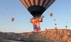 15 Temmuz sabahı Kapadokya'da balonlar Türk bayrakları ve afişlerle uçtu
