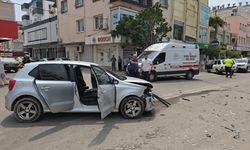 Adana'da bir kişinin yaralandığı trafik kazası güvenlik kamerasında