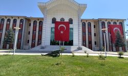 Afyonkarahisar'da kamu binalarına 'Terörsüz Türkiye'ye destek için Türk bayrakları asıldı