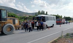 Afyonkarahisar'da otobüs ile kamyonun çarpıştığı kazada 7 kişi yaralandı
