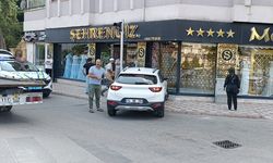 Amasya'da çarpışan iki araçtan birinin iş yerinin vitrin camına çarpması kamerada