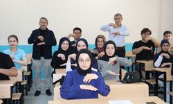 Amasya'da halk eğitimi merkezindeki kursta işaret dili 'kamyon arkası yazılarıyla' öğretiliyor