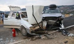 Amasya'da iki otomobil çarpıştı, 3 kişi yaralandı