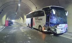 Amasya'da yolcu otobüsüyle çarpışan traktörün sürücüsü yaralandı