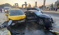 Antalya'da 2 aracın çarpıştığı kazada 5'i turist, 7 kişi yaralandı