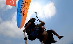 Antalya'da öğrenciler gökyüzünde ve sualtında gerçekleşen etkinliklerle 15 Temmuz şehitlerini andı