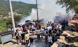 Antalya'da otluk alanda çıkan yangın evlere sıçradı