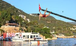 Antalya'da yağlı direkten bayrak kapma yarışması yapıldı
