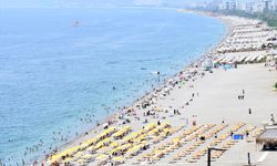 Antalya'da yüksek nem ve sıcaktan bunalanlar sahilleri doldurdu