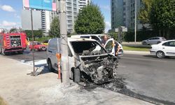 Bakırköy'de seyir halindeyken alev alan araç kullanılamaz hale geldi
