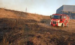 Balıkesir'de arazide çıkan yangına müdahale ediliyor
