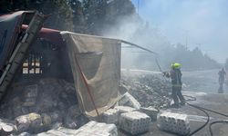 Balıkesir'de seyir halindeyken devrilen tır yandı
