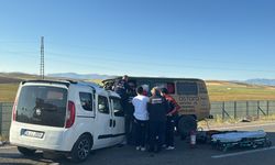 Bayburt'ta hafif ticari araç ile minibüs çarpıştı, 2 kişi öldü, 6 kişi yaralandı