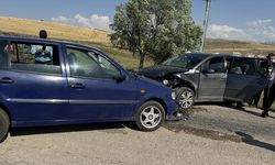 Bayburt'ta iki otomobilin çarpıştığı kazada 4 kişi yaralandı