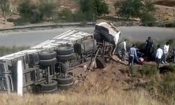 Beypazarı'nda tırın devrilmesi sonucu 3 kişi yaralandı