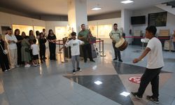 Bolu'da müzeyi ziyaret eden Romanlar davul keman eşliğinde çiftetelli oynadı