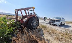 Burdur'da traktörle otomobilin çarpıştığı kazada 5 kişi yaralandı