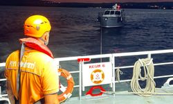 Çanakkale Boğazı'nda sürüklenen tekne kurtarıldı