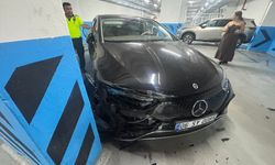 Çeşme'de valenin duvara çarptığı lüks otomobil kullanılamaz hale geldi