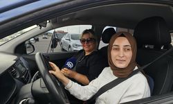 Çorum'da görme engelliler farkındalık amacıyla eğitmen kontrolünde otomobil kullandı