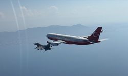 Cumhurbaşkanı Erdoğan'ın içinde bulunduğu 'TUR' uçağına KKTC'ye varışında F-16'lar eşlik etti