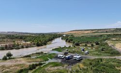 Diyarbakır'da ekipler, kardeşini ve yakınını kurtarmak isterken nehirde kaybolan genci arıyor