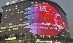 Doha'daki 'The View Hospital', 15 Temmuz dolayısıyla Türk ve Katar bayraklarıyla aydınlatıldı