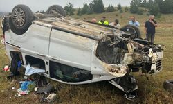 Erzincan'da yoldan çıkıp takla atan hafif ticari araçtaki 6 kişi yaralandı