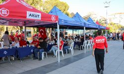 Eskişehir'deki orman yangınında yaşamını yitiren 10 kişi için İzmir'de anma etkinliği düzenlendi