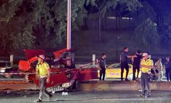Eyüpsultan'da aydınlatma direğine çarpan otomobilin sürücüsü hayatını kaybetti
