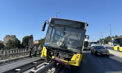 Fatih'te seyir halindeki İETT otobüsü çelik bariyerlerde asılı kaldı