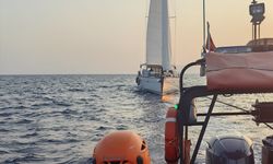 Fethiye açıklarında sürüklenen teknedeki 2 kişi kurtarıldı