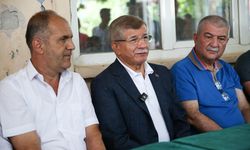 Gelecek Partisi Genel Başkanı Davutoğlu, Bursa'daki orman yangınından etkilenen mahalleyi ziyaret etti