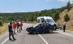 Gümüşhane'de bir tepenin yamacına çarpan otomobildeki 4 kişi yaralandı