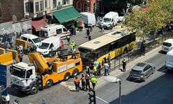 GÜNCELLEME 2 - Beyoğlu'nda 9 aracın karıştığı zincirleme trafik kazasında 5 kişi yaralandı