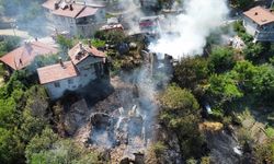 GÜNCELLEME - Antalya'da otluk alanda çıktıktan sonra evlere sıçrayan yangın söndürüldü