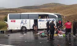 GÜNCELLEME - Sivas'ta yolcu otobüsü dağın yamacına çarptı, 3 kişi öldü, 24 kişi yaralandı