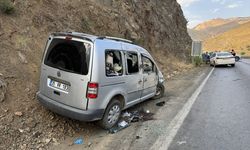 Hakkari'de devrilen hafif ticari araçtaki 5 kişi yaralandı