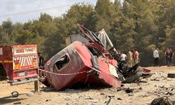 Hatay'da freni arızalanan vincin çarptığı park halindeki tırın sürücüsü öldü