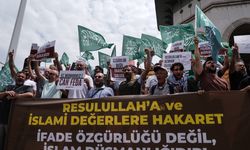 Hazreti Muhammed'in karikatür çizimini yayımlayan dergiye İstanbul'da protesto