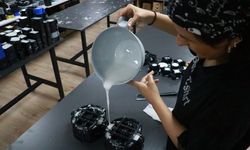 Hobi olarak başladıkları dekoratif mum yapımında malzeme üreticisi oldular