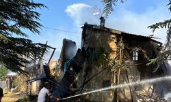 Isparta'da ahşap ev yandı